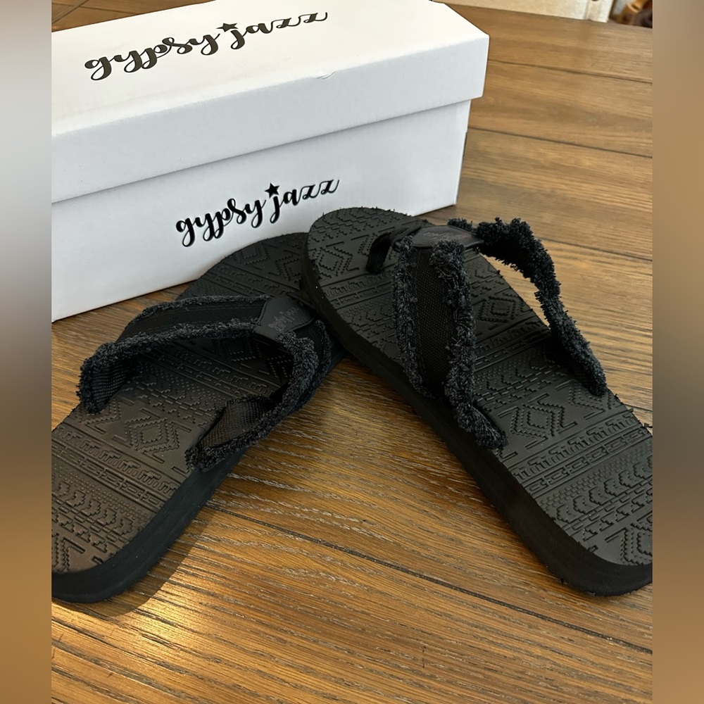 Gypsy Jazz Black Textured Women's‎ Sandals